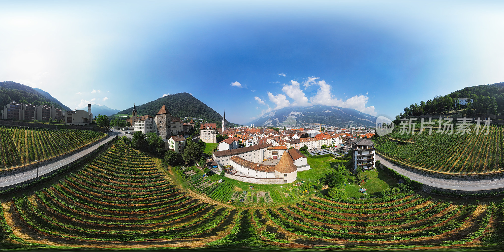 360x180度球形(等矩形)空中全景图的Chur (Coire)老城和葡萄园，格劳宾登，瑞士。